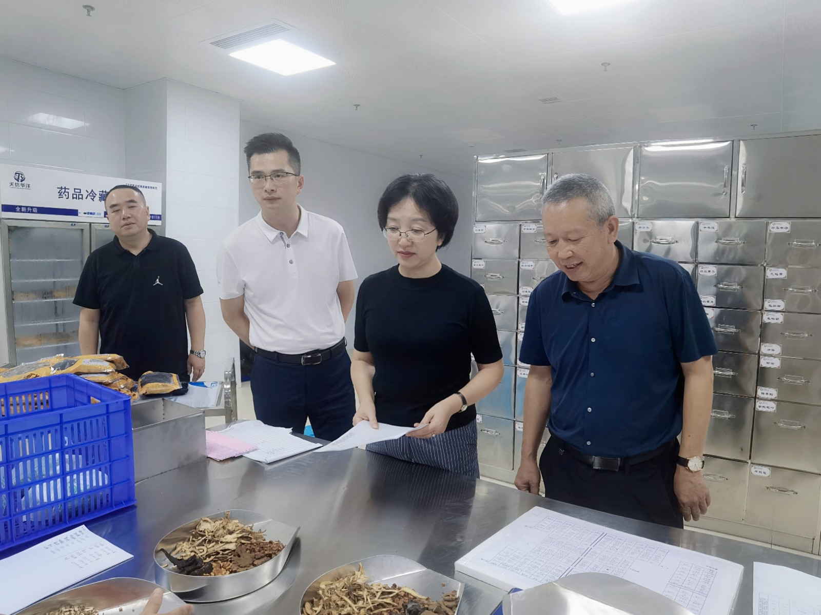 黃露董事長視察天植中藥公司投資建設的中藥飲片代煎中心.jpg