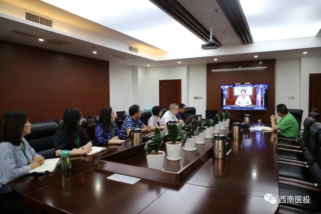 西南醫(yī)投集團(tuán)組織員工觀看川渝共同產(chǎn)權(quán)市場(chǎng)互聯(lián)網(wǎng)平臺(tái)上線暨川渝國企混改項(xiàng)目推介會(huì)
