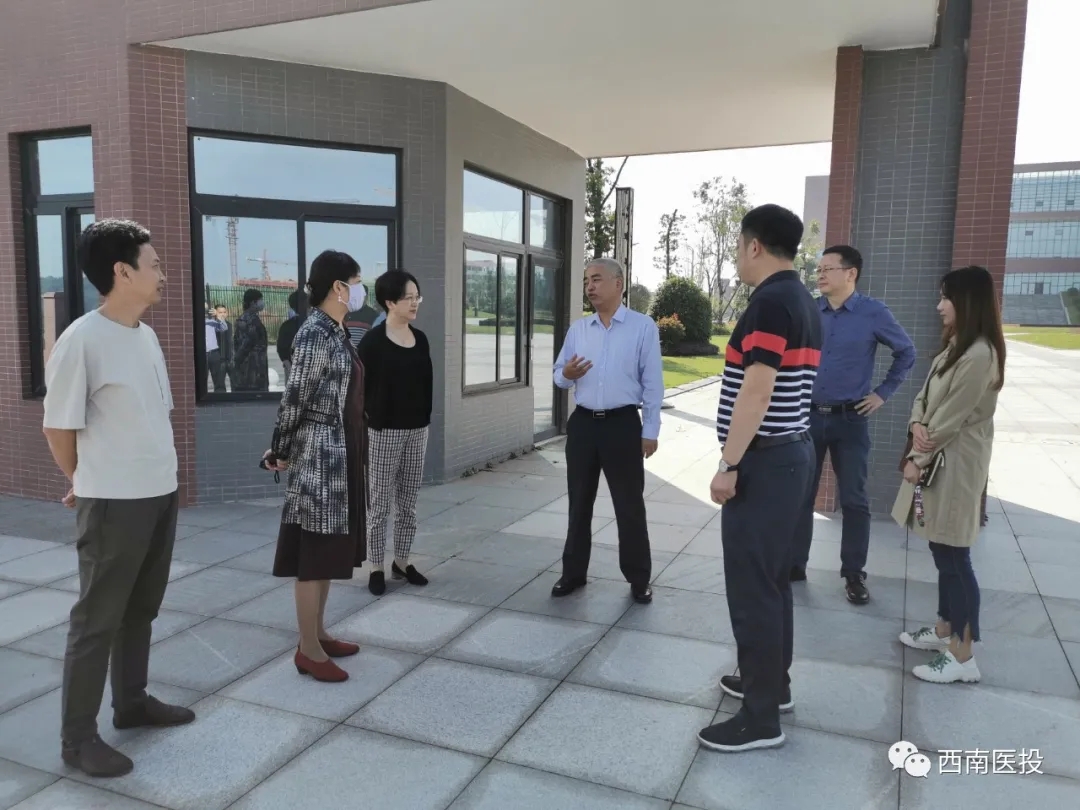 市政府副秘書長胡曉玲率隊調研瀘州醫(yī)療器械職業(yè)學院